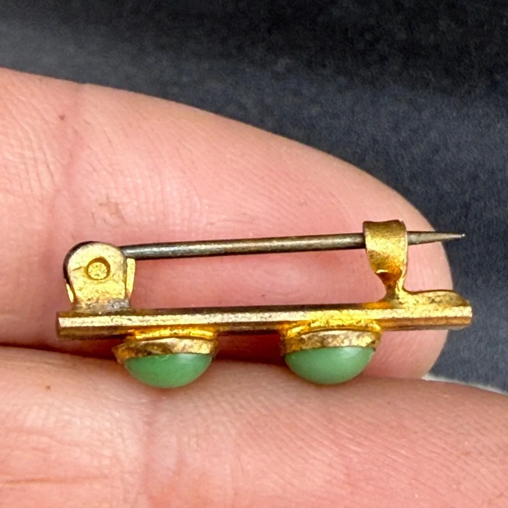 Vintage Victorian Bar Brooch Gold‎ Tone Green Stone